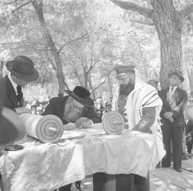 הרב אונטרמן כותב אות בספר תורה הכנסת ספר תורה לענ חללי ישראל - יום העצמאות - ירושלים 1954.jpg